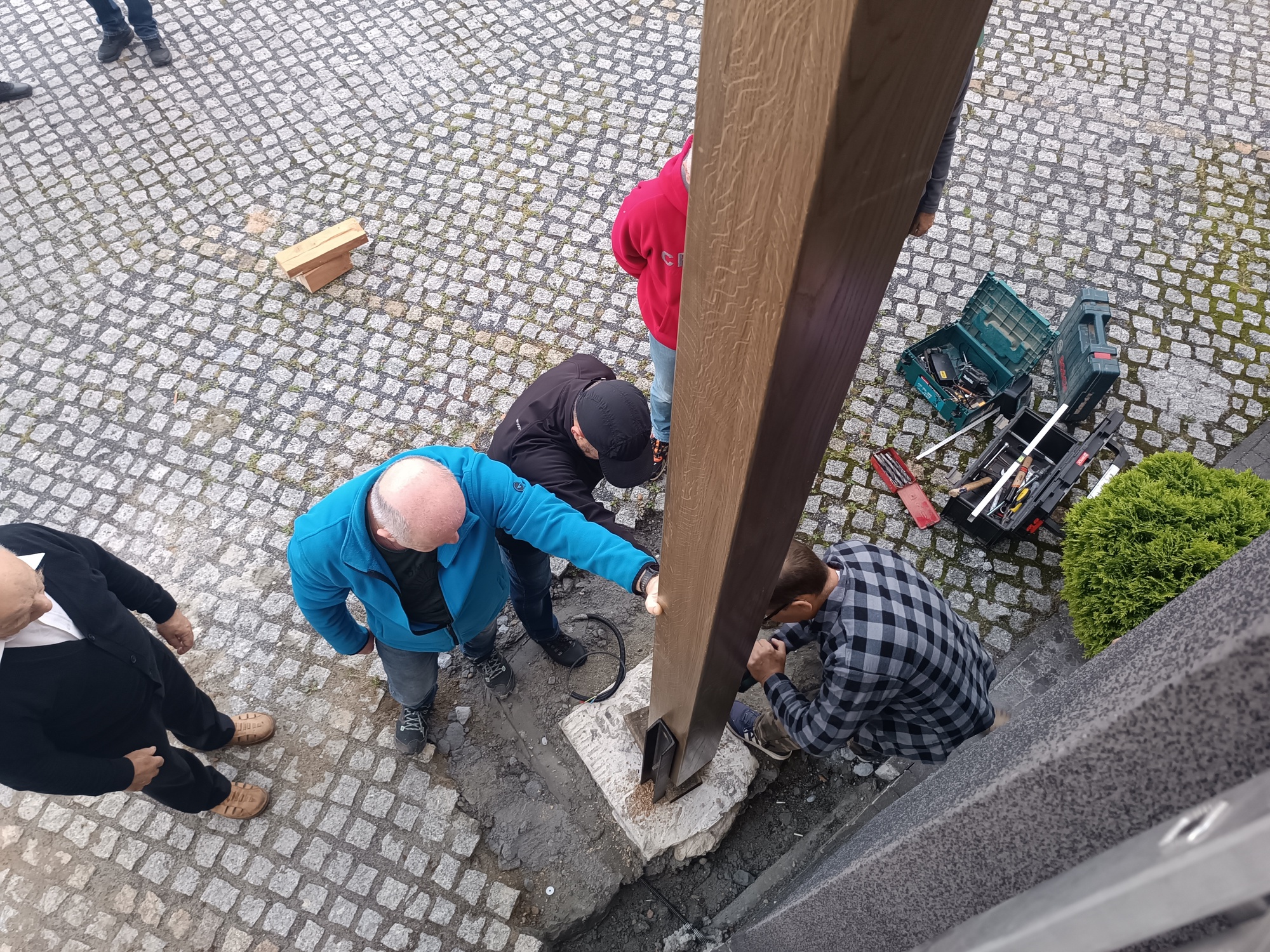 Montaż nowego Krzyża Misyjnego